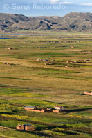Vista de algunas casas aisladas en el altiplano peruano no muy lejos de Juliaca. 